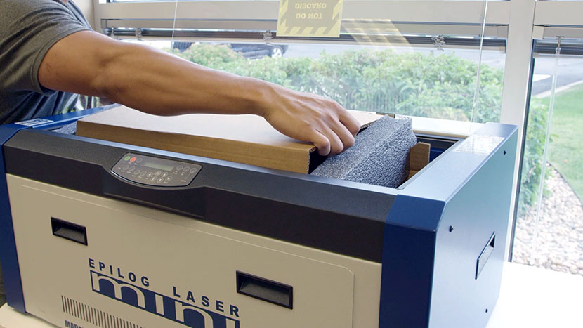 Removing the cardboard insert that covers the materials included inside the machine.